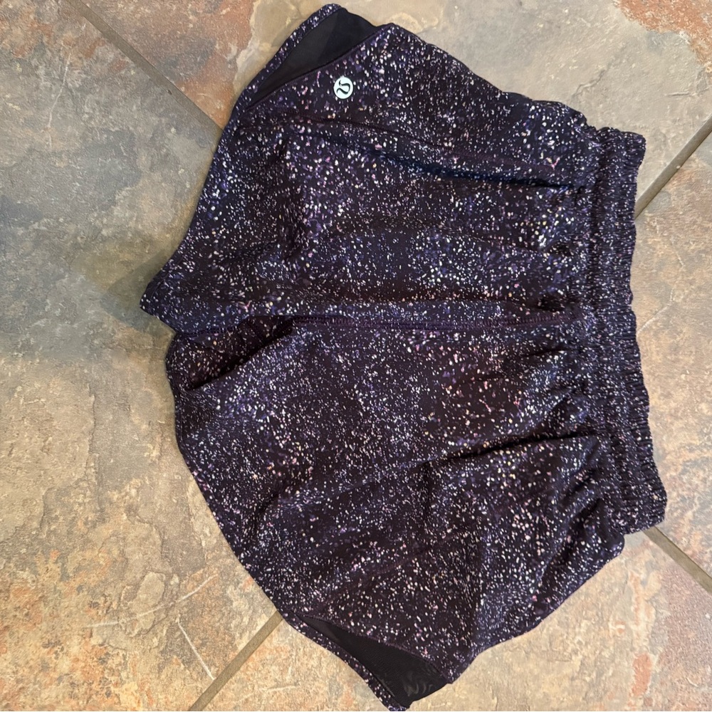 Lululemon Hotty Hot Short II 2.5 in Mineralize Multi/Black.